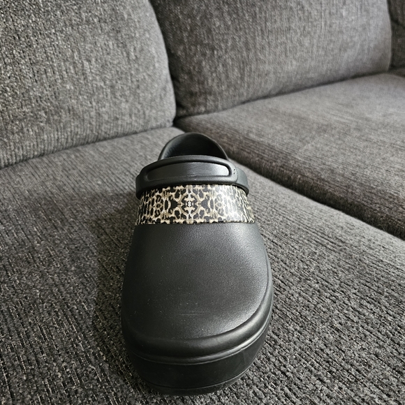 Crocs W/ Animal Print Strip - Picture 4 of 15